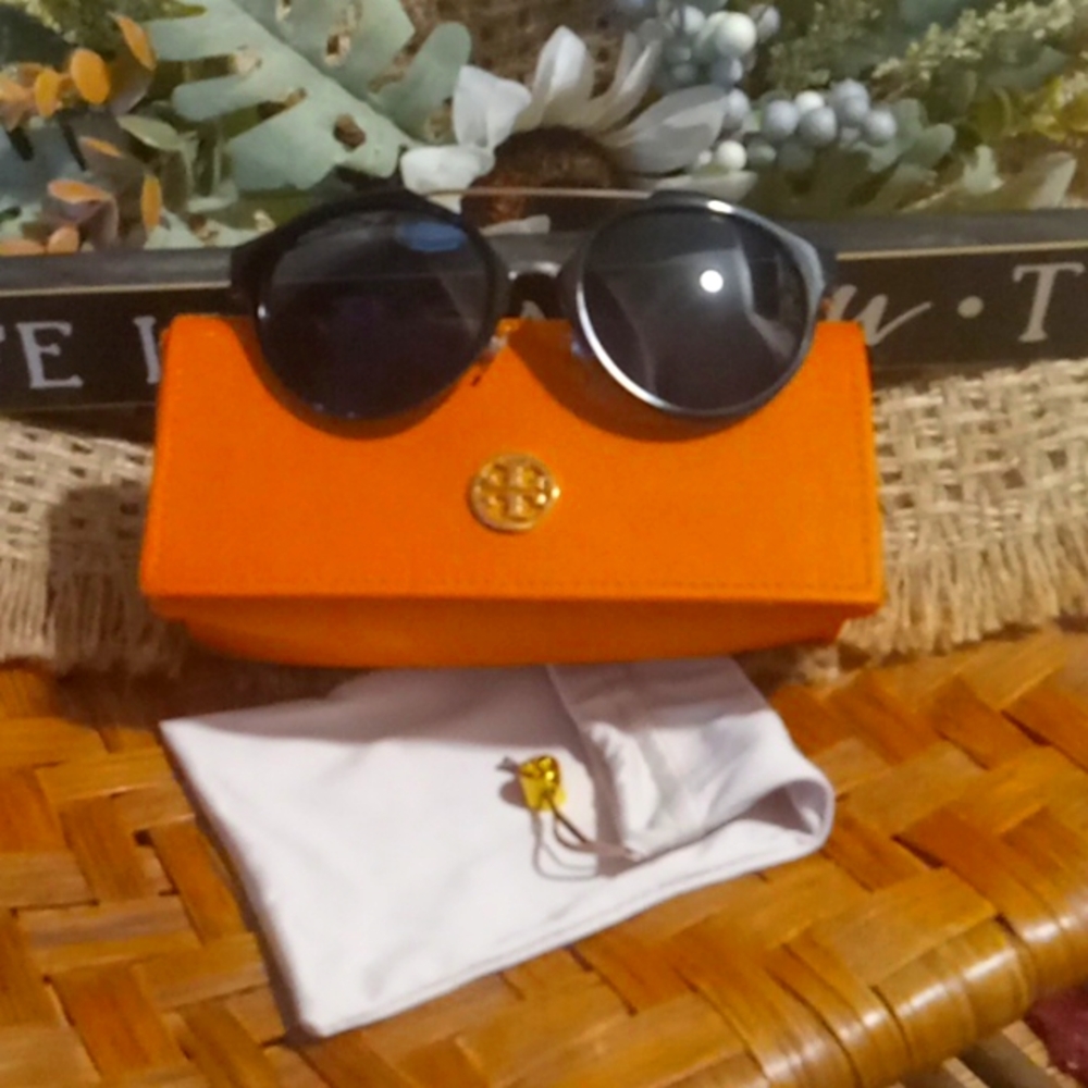 TORY BURCH BLK/SILVER SUNGLSSES